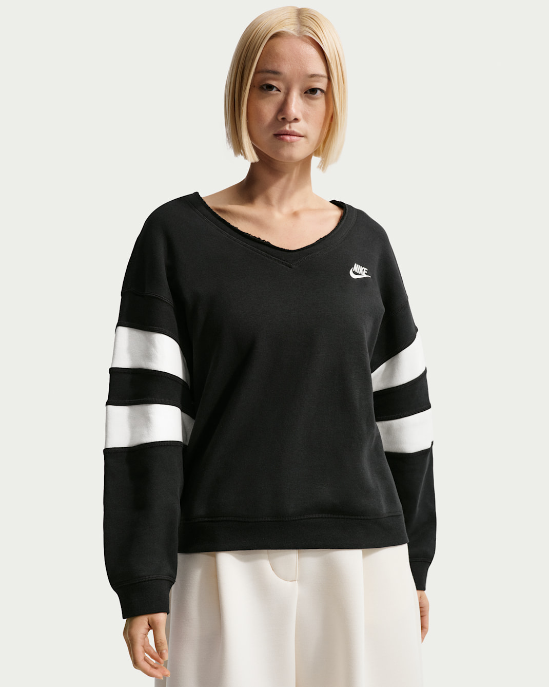 나이키 스포츠웨어 클럽 플리스 여성 오버사이즈 브이넥 스웻셔츠 - 블랙/세일/세일