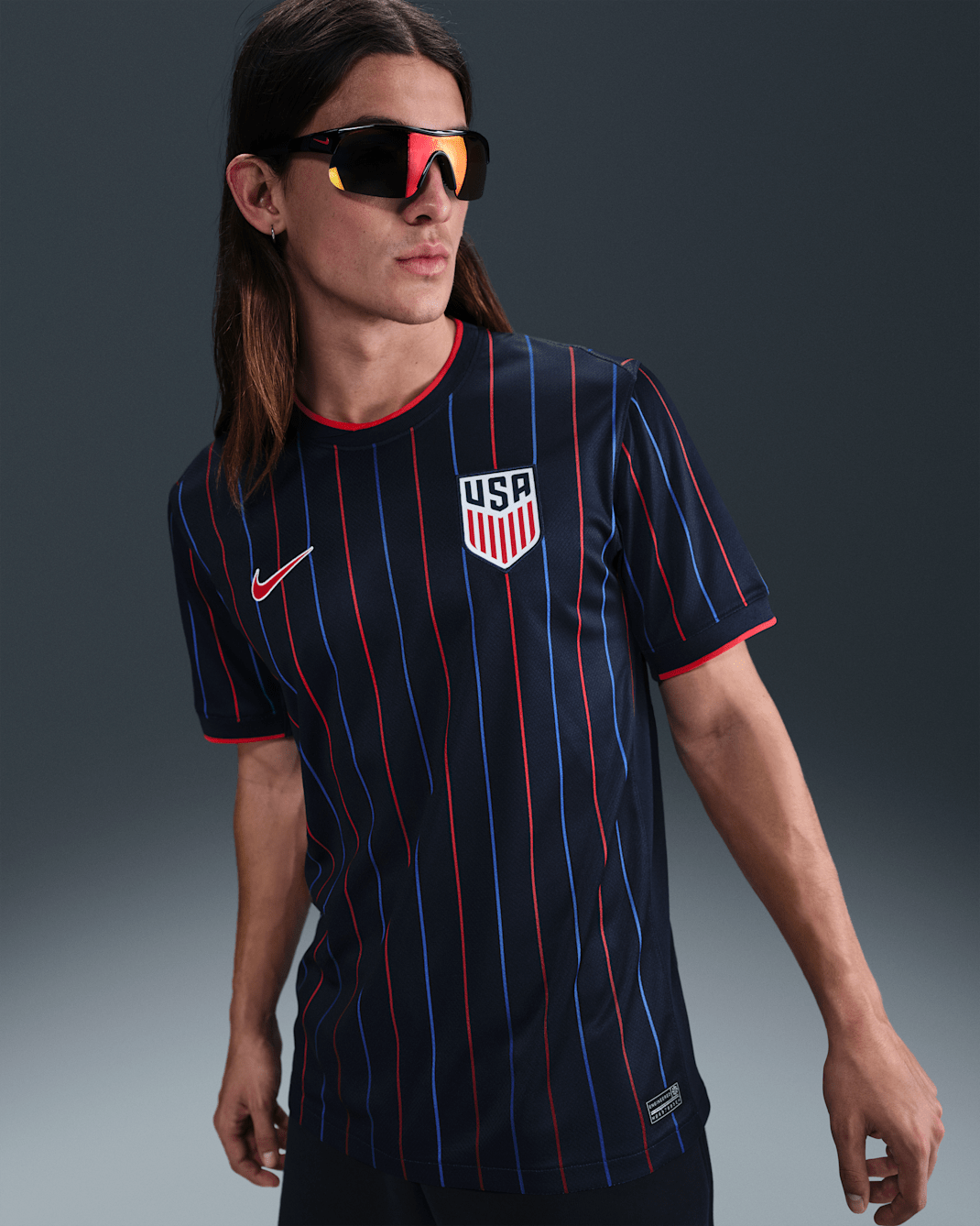 Jersey de futbol Nike Dri-FIT Replica de la Selección de Futbol Masculino de Estados Unidos (equipo masculino) visitante 2025 Stadium para hombre - Obsidiana/Rojo reto
