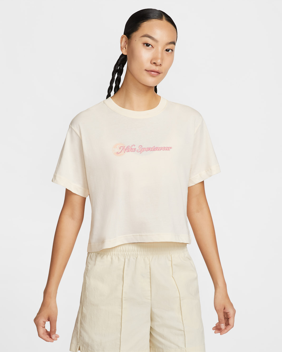 ナイキ スポーツウェア クラブ ウィメンズ ルーズ クロップド Tシャツ - ペールアイボリー