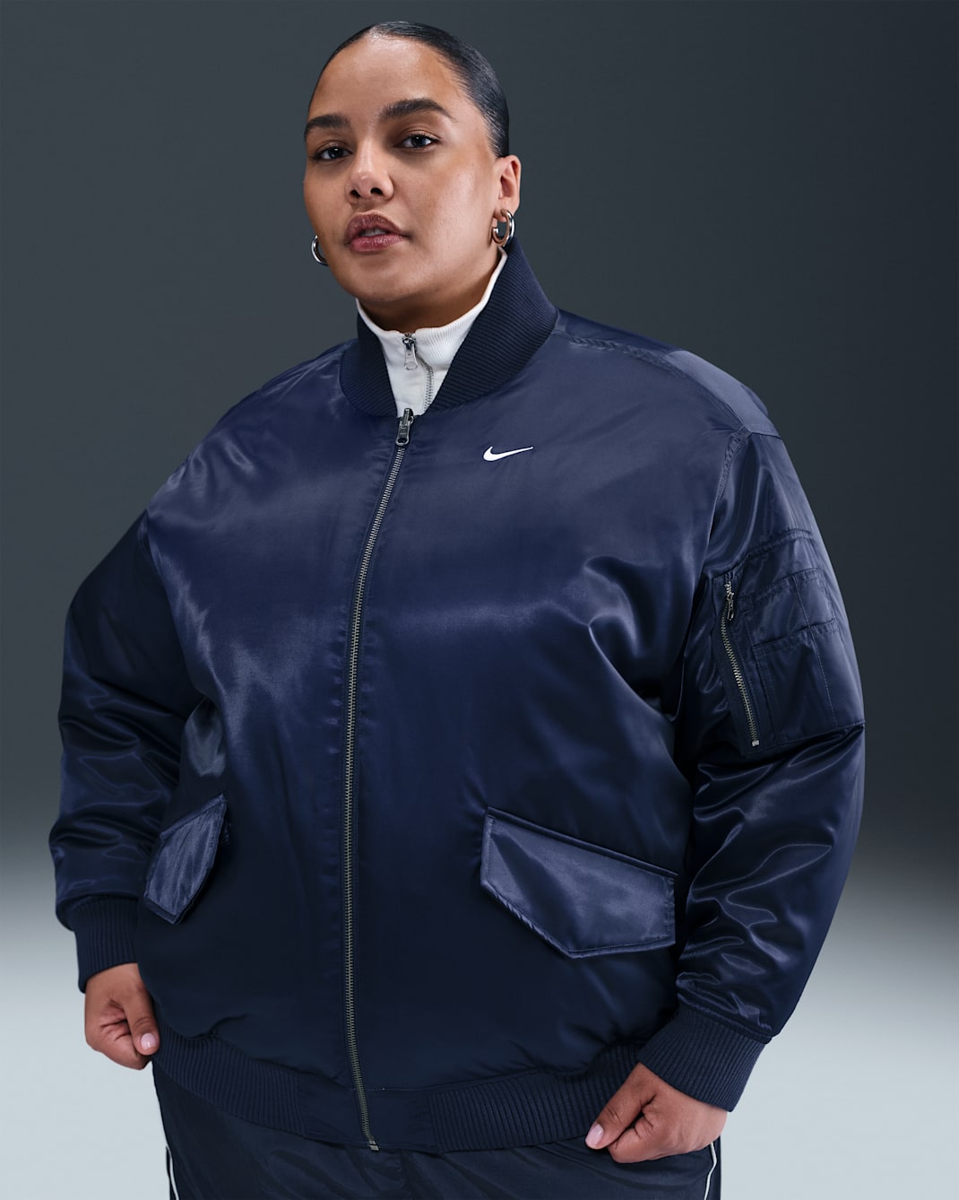 Chamarra bomber Therma-FIT reversible para mujer (talla grande) Nike Sportswear - Azul marino medianoche/Azul difuso/Vela/Vela