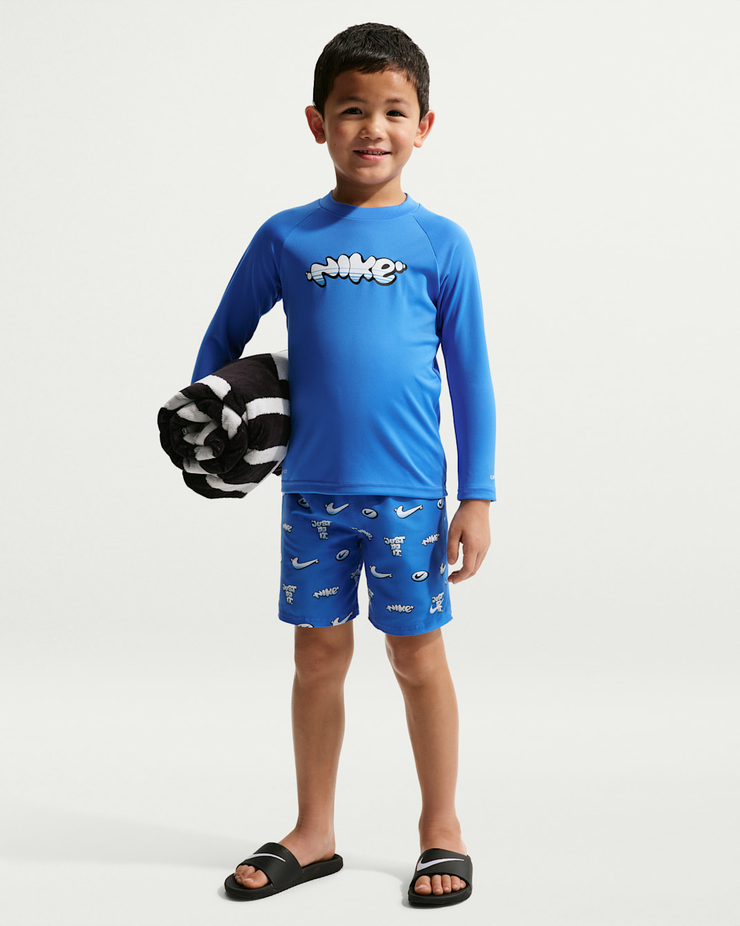 Playera de manga larga Dri-FIT con protección UV para niño talla pequeña Nike Swim Hydroguard Essential - Azul cristal/Polvo fotón/Azul universitario/Blanco