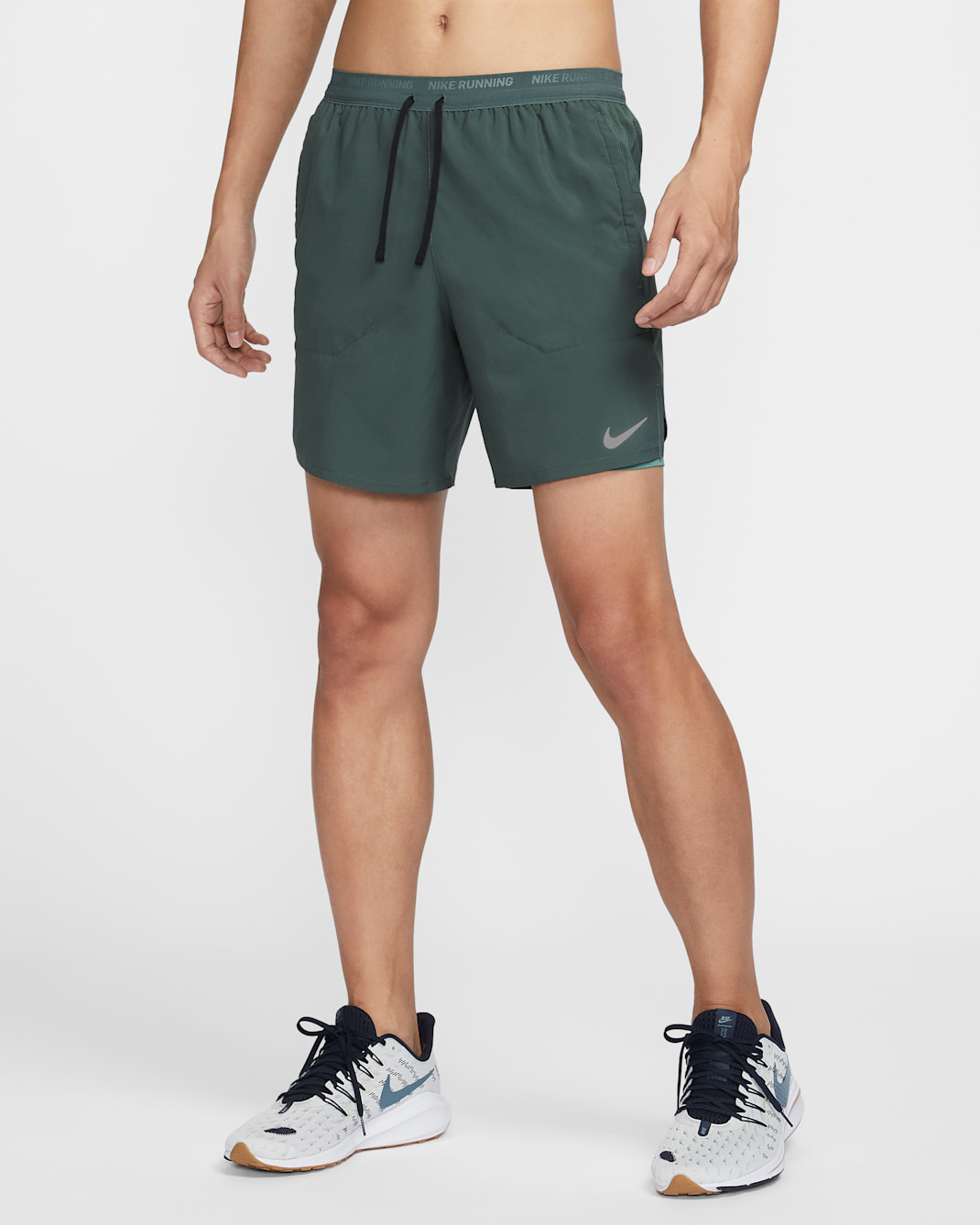 กางเกงวิ่งขาสั้น 7 นิ้ว 2-in-1 ผู้ชาย Nike Dri-FIT Stride - Vintage Green/Bicoastal/ดำ