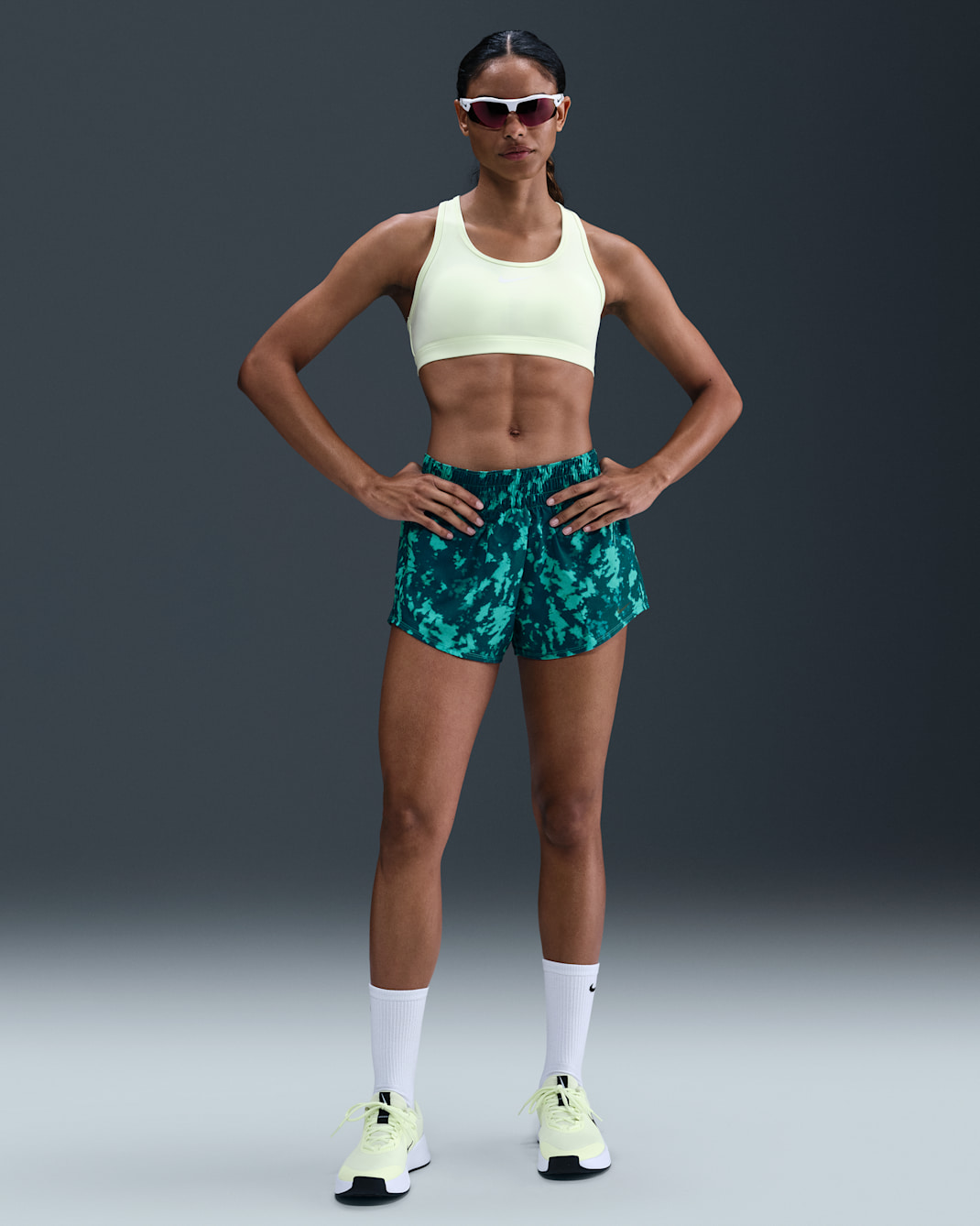 Shorts Dri-FIT estampados con forro de ropa interior para mujer Nike One - Cactus empolvado/Cactus empolvado/Abeto brillante/Negro