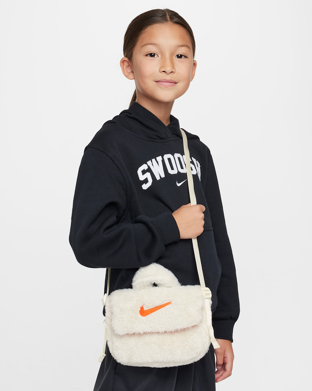 กระเป๋าเด็กโตแบบพาดลำตัวขนสัตว์สังเคราะห์ Nike (1 ล.) - Coconut Milk/Safety Orange/Safety Orange