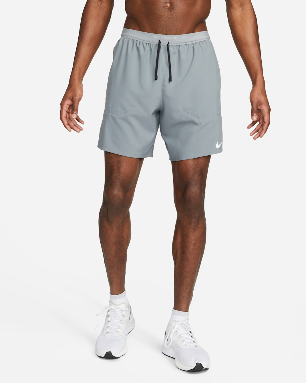 Short de running 2-en-1 18 cm Dri-FIT Nike Stride pour homme - Smoke Grey/Dark Smoke Grey/Noir