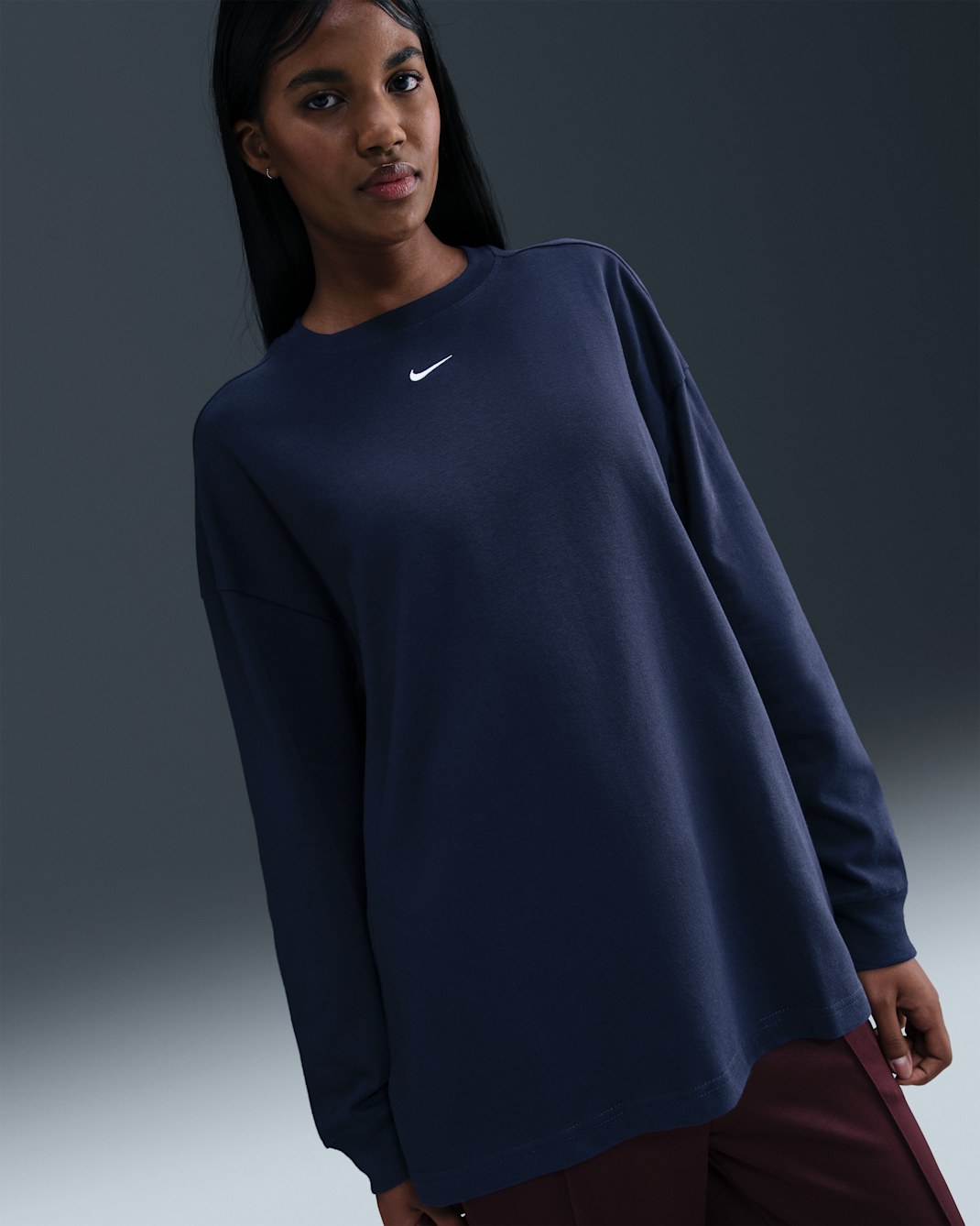 Playera de manga larga oversized para mujer Nike Sportswear Essential - Azul marino medianoche