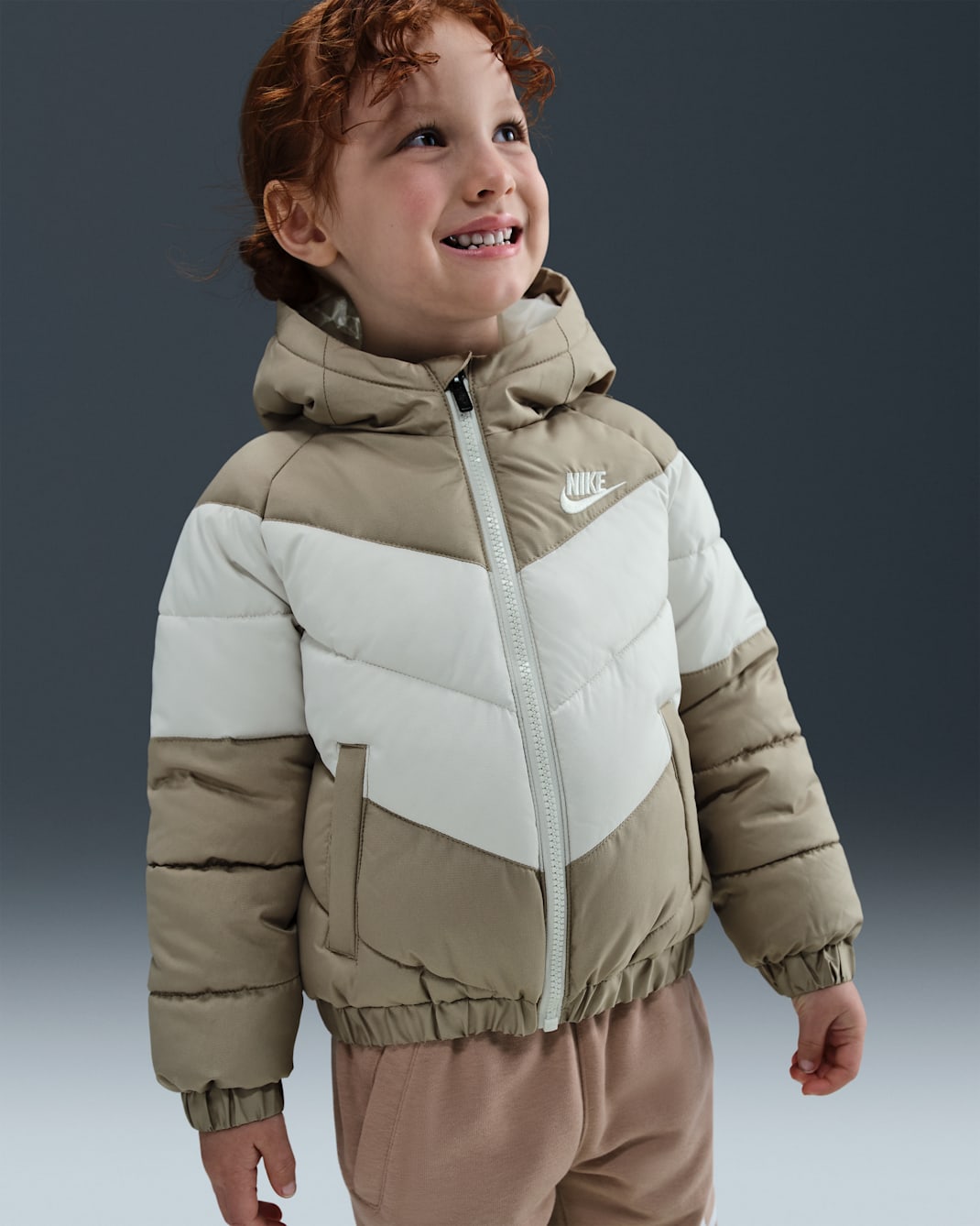 Chamarra acolchada con gorro y diseño de chevrón infantil Nike - Caqui