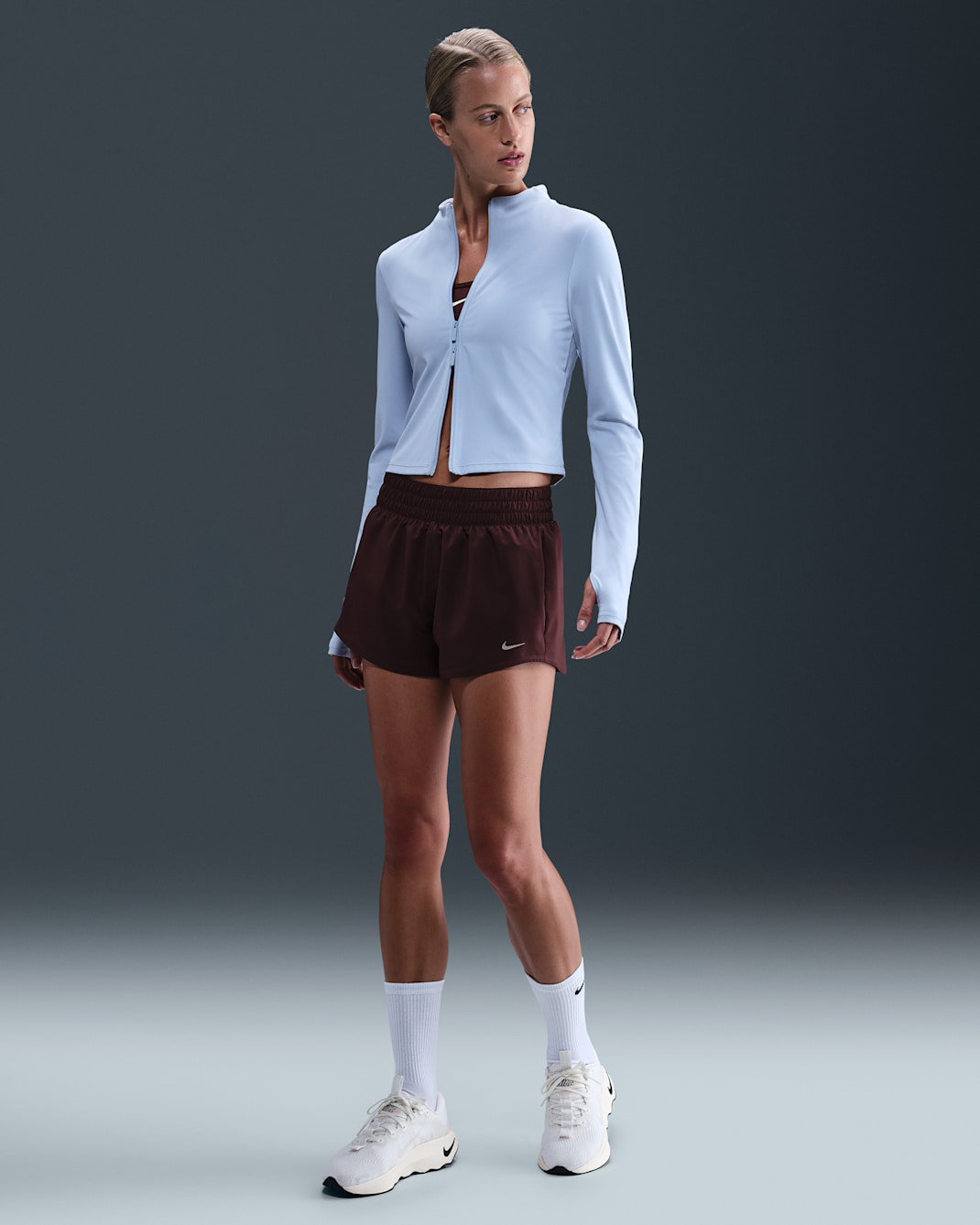 Short doublé à taille mi-basse 8 cm Dri-FIT Nike One pour femme - Burgundy Crush/Blanc