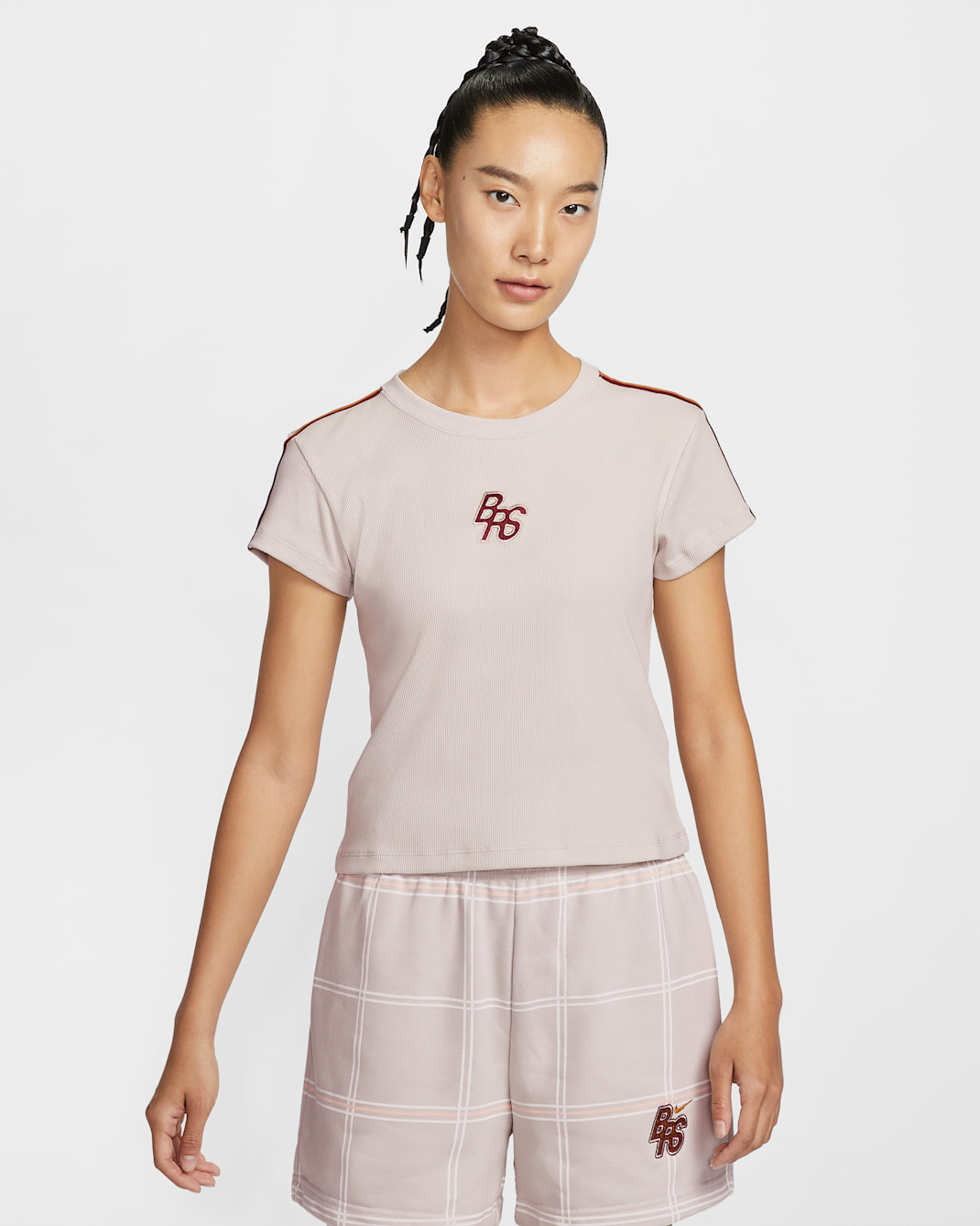 เสื้อยืดผู้หญิงผ้าจั๊มพ์รัดรูป Nike Sportswear - Light Bone