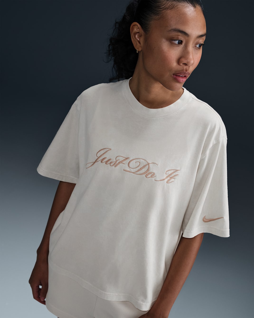 ナイキ スポーツウェア ウィメンズ Tシャツ - ライトオールウッドブラウン/ダステッドクレイ