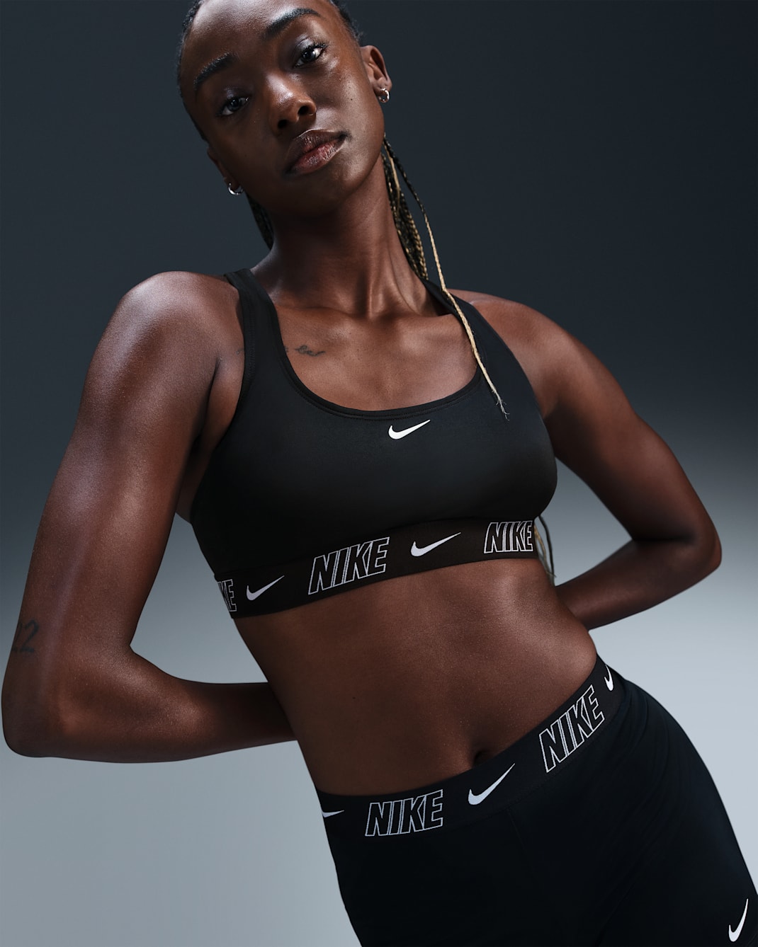 Playera bikini de espalda deportiva para mujer Nike Swim Fusion Logo Tape - Negro/Blanco