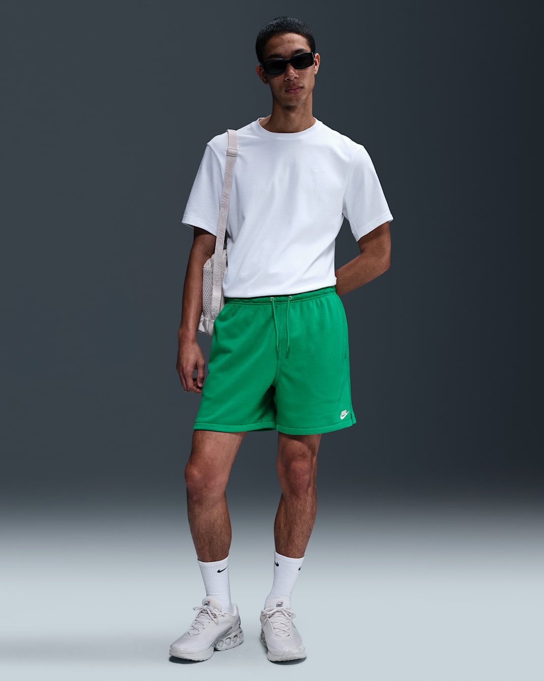 Shorts de French Terry Flow para hombre Nike Club - Verde estadio/Verde estadio/Blanco