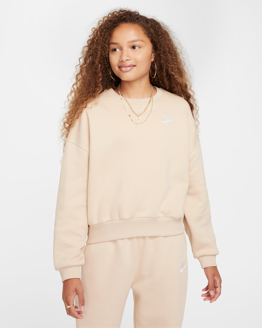 Nike Sportswear Club Fleece Girls' Boxy Crew-Neck Sweatshirt - Sanddrift/White