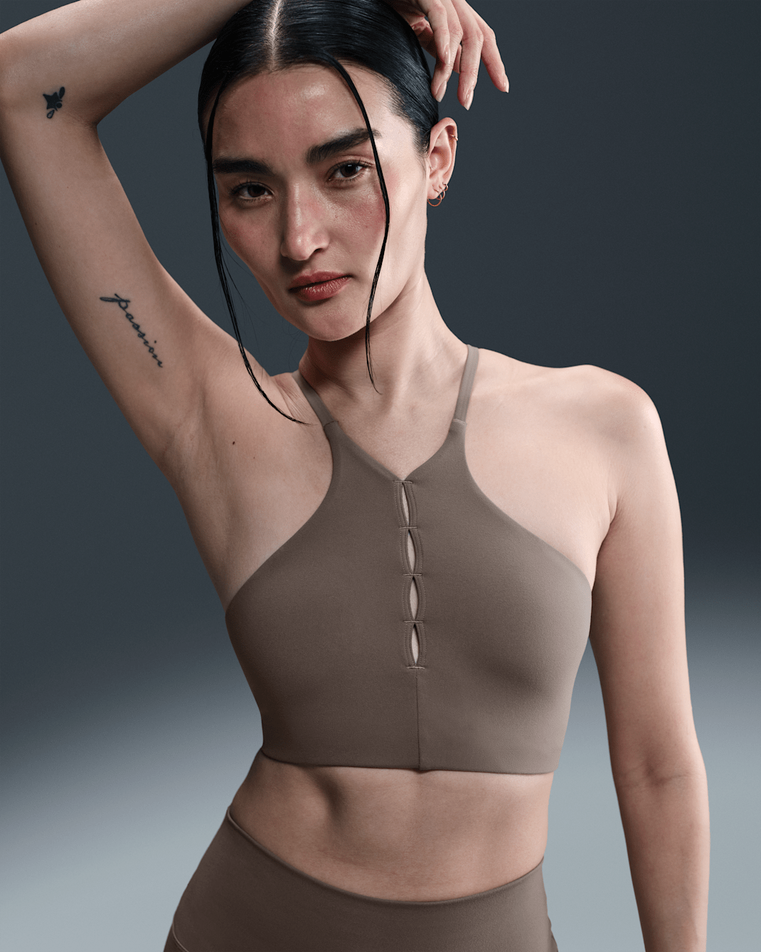 Bra deportivo de baja sujeción acolchado con cuello alto para mujer Nike One Keyhole - Marrón visón