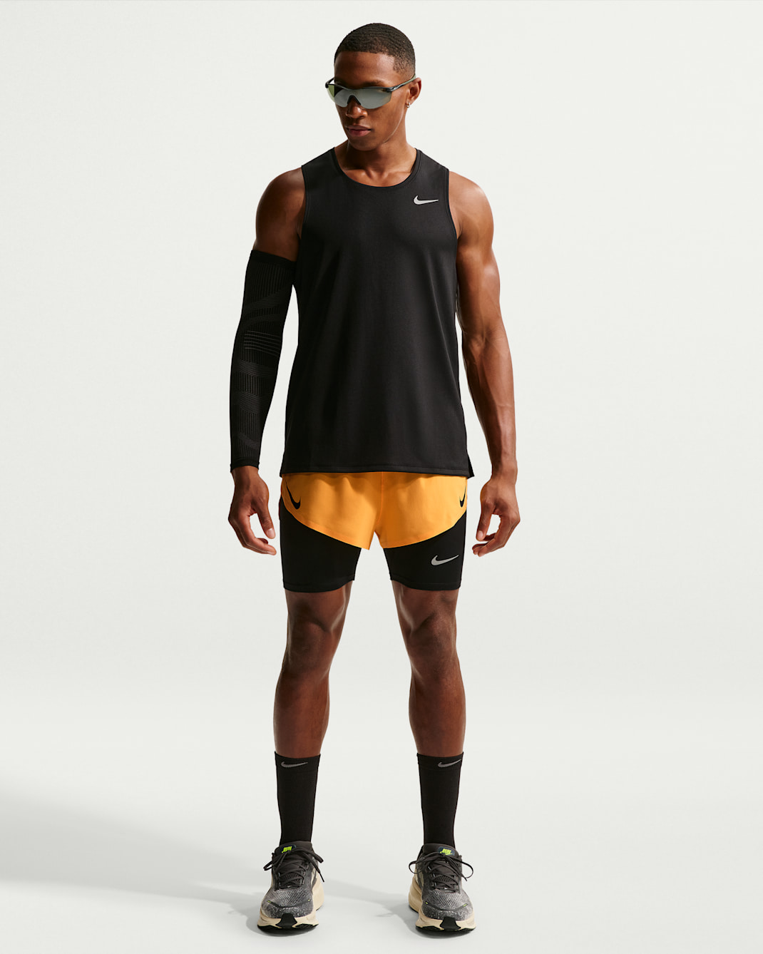 Shorts de correr Dri-FIT ADV de 5 cm con forro de ropa interior para hombre Nike AeroSwift - Naranja láser/Negro