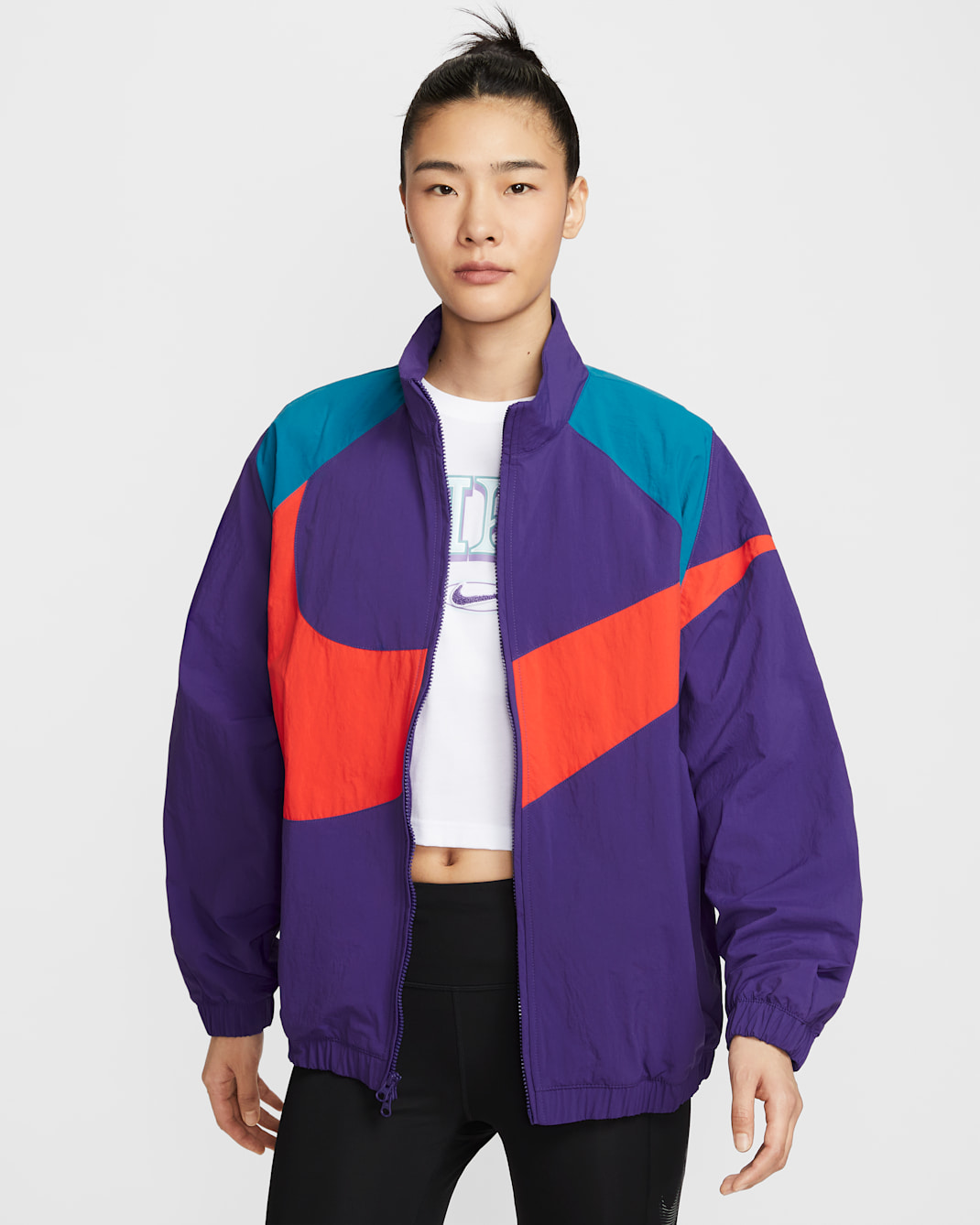 เสื้อแจ็คเก็ตแบบทอขนาดโอเวอร์ไซส์ผู้หญิง Nike Sportswear - Court Purple/Green Abyss/Picante Red