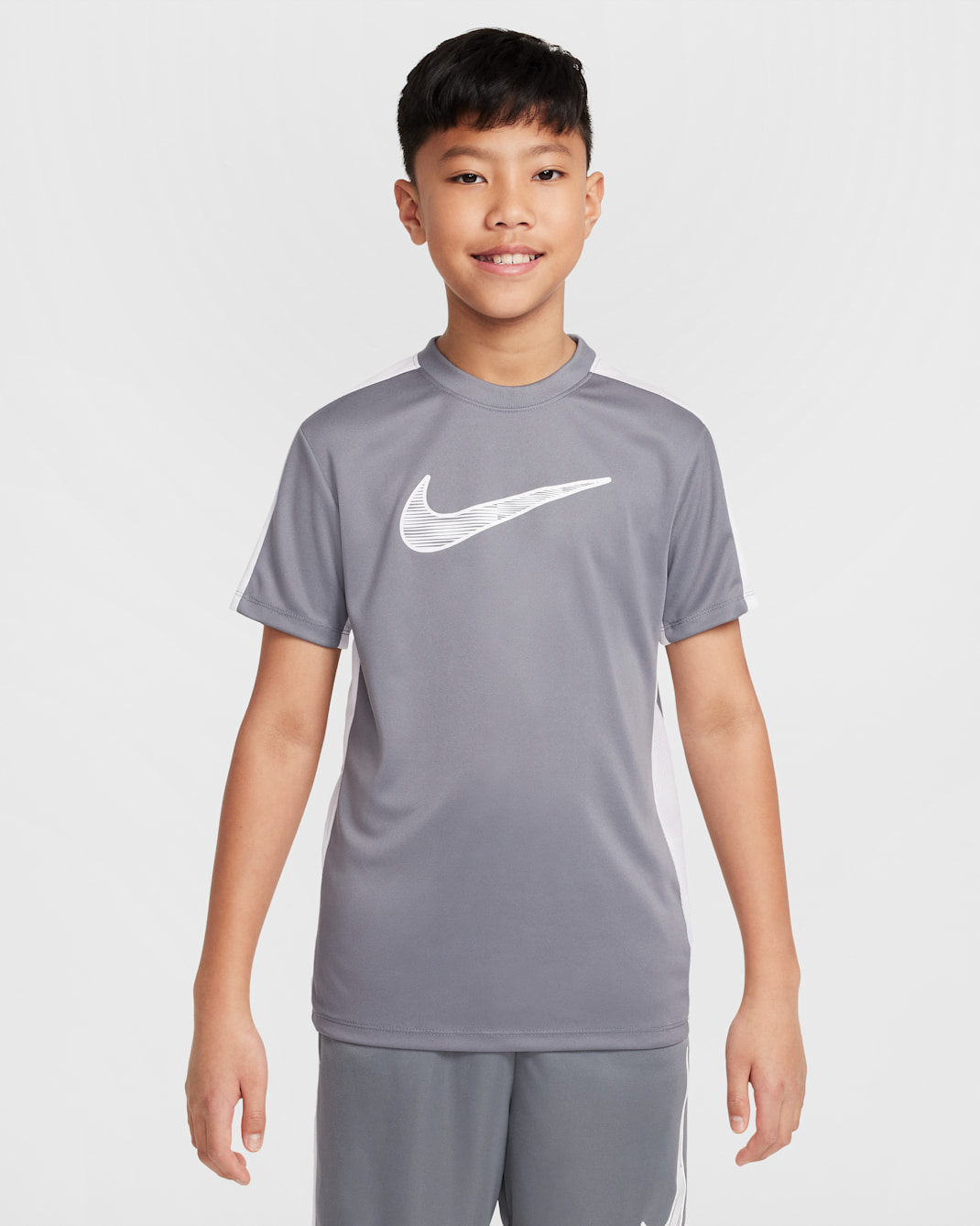 Playera de manga corta Dri-FIT para niños talla grande Nike Trophy23 - Gris humo/Blanco/Blanco