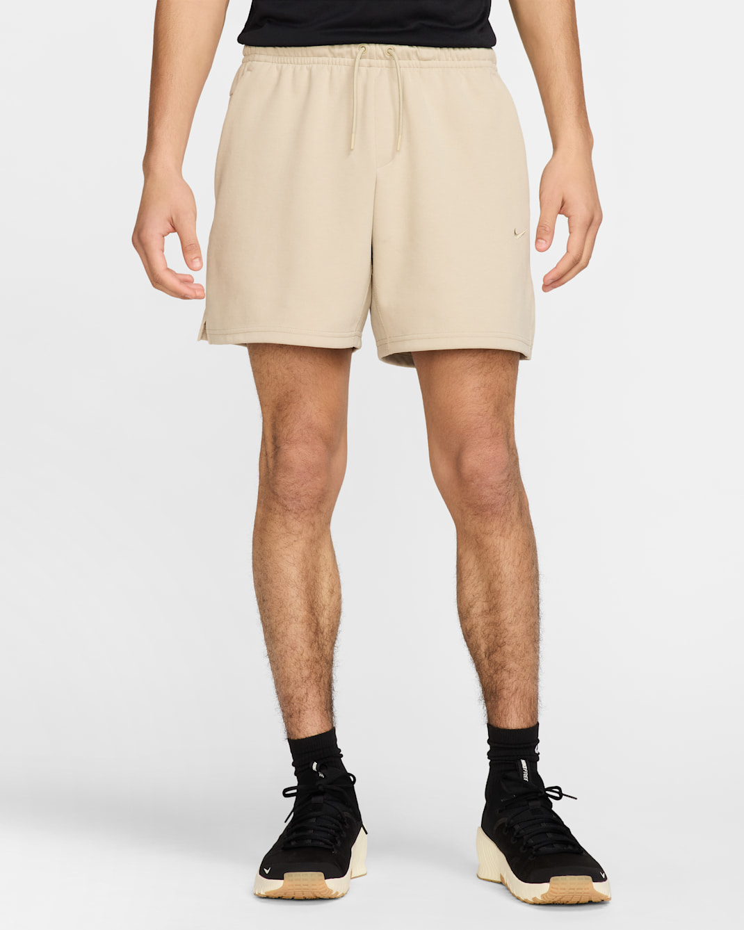 Shorts de alto rendimiento Dri-FIT de 18 cm sin forro con protección UV para hombre Nike Primary Fleece - Caqui desierto/Caqui desierto