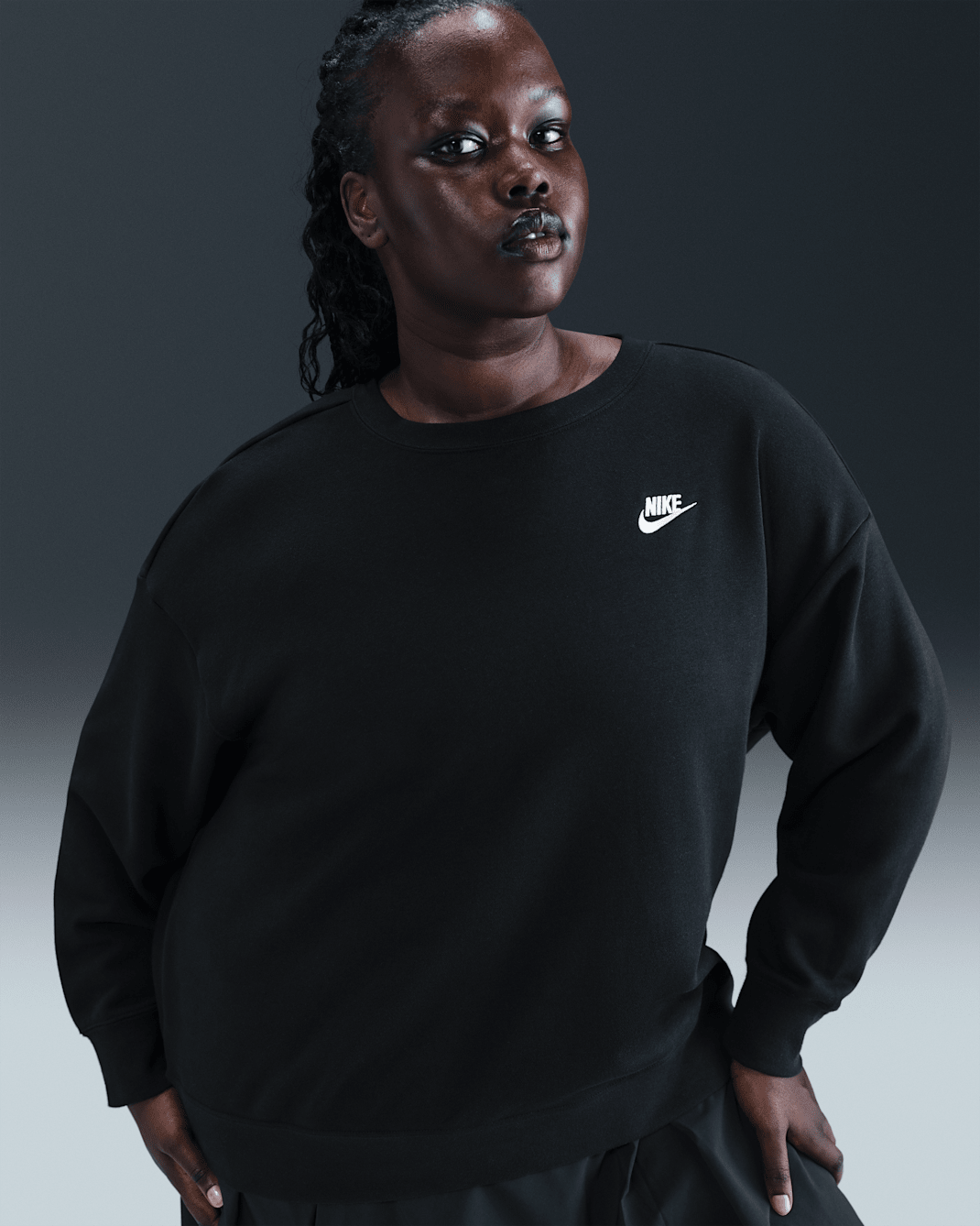 Nike Sportswear Club Fleece Women's Loose Crew-Neck Sweatshirt (Plus Size) - Black/White