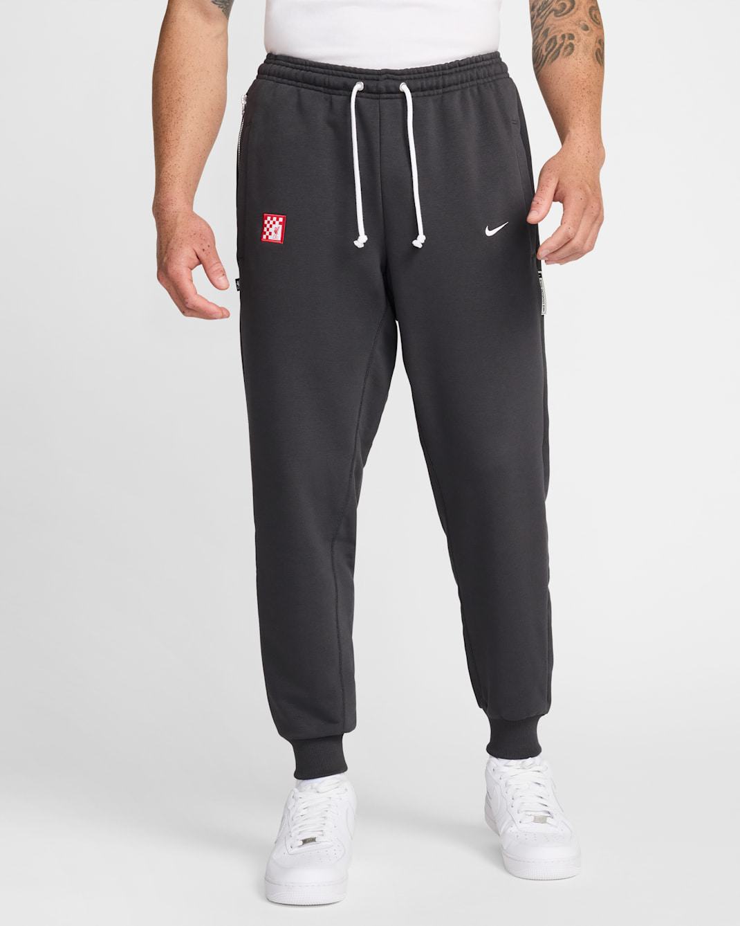 Liverpool FC Standard Issue Üçüncü Nike Dri-FIT Dar Paçalı Erkek Futbol Eşofman Altı - Dark Smoke Grey/Beyaz