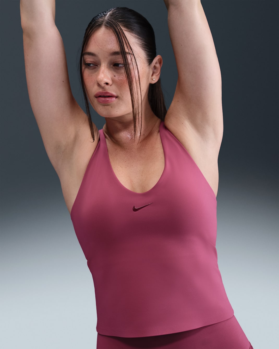 Camiseta de tirantes Nike Universa con bra deportivo con almohadilla de media sujeción para mujer - Remolacha dulce/Granate intenso/Castaña enérgico