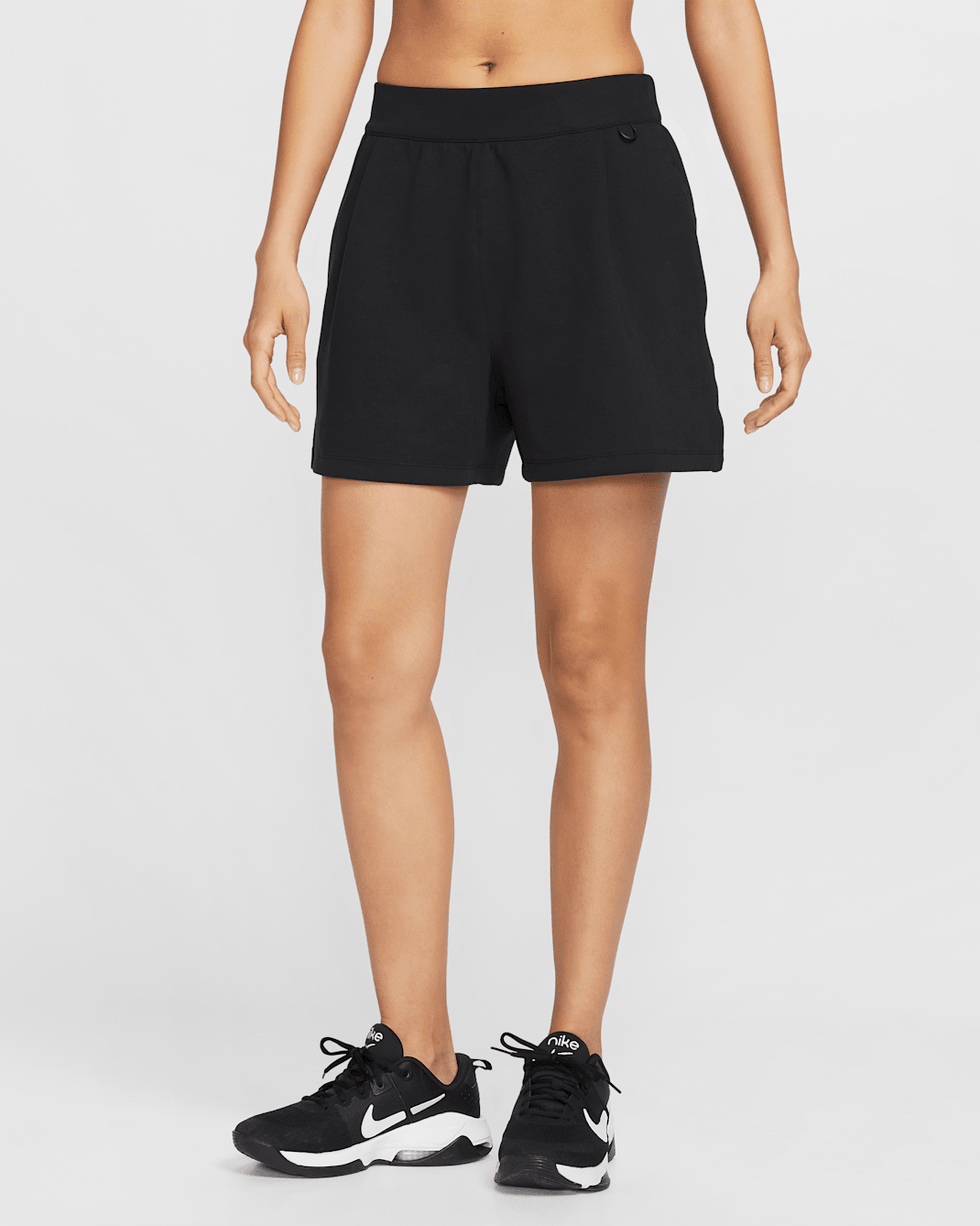 ナイキ 24.7 ImpossiblySoft ウィメンズ Dri-FIT ミッドライズ ルーズ 10cm ショートパンツ - ブラック/ブラック/ダークスモークグレー