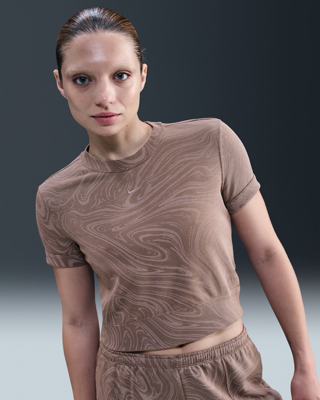 Playera de manga corta de French Terry estampada para mujer Nike Sportswear Chill Terry - Marrón visón/Marrón visón