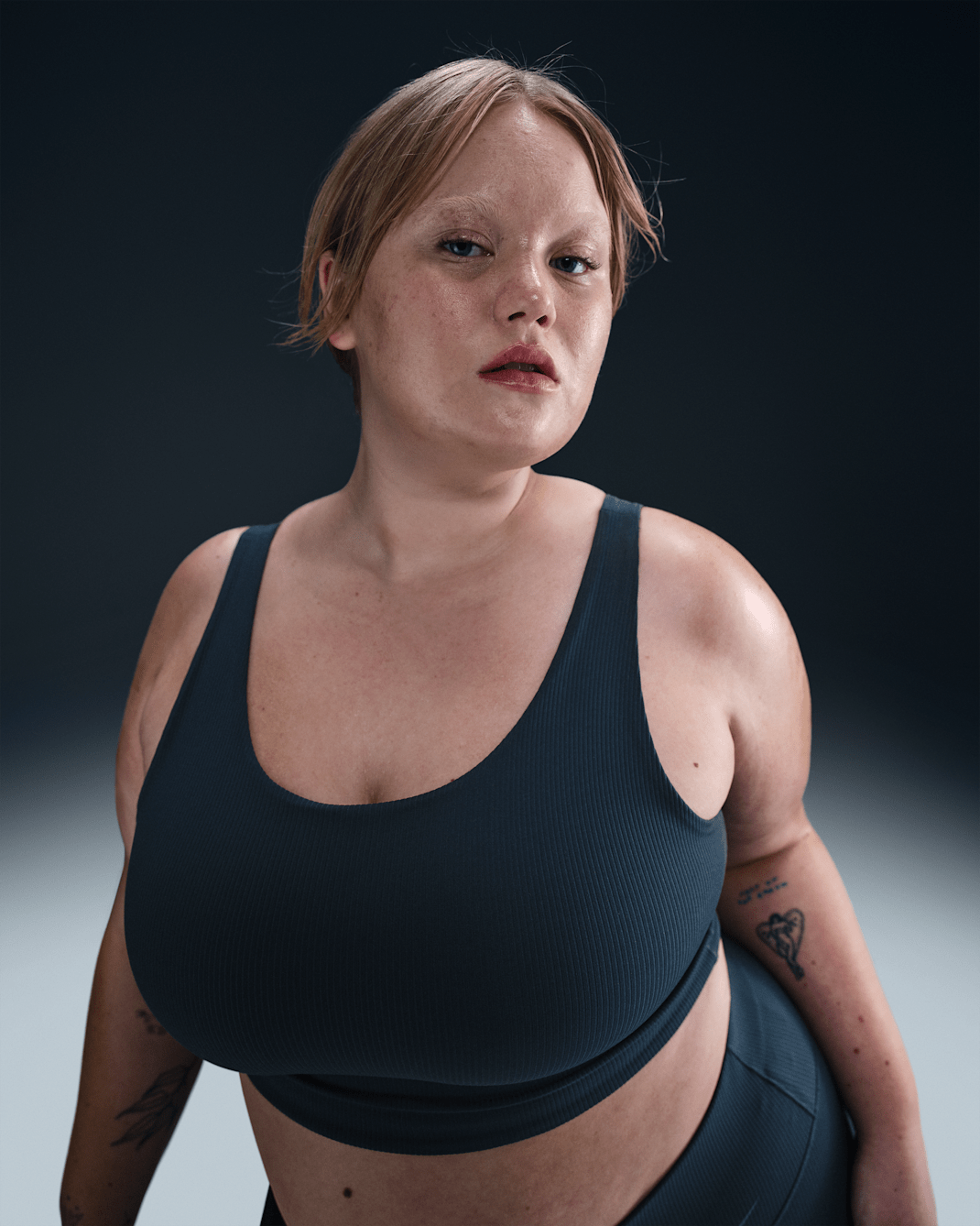Bra deportivo de baja sujeción de talle largo sin almohadilla para mujer (talla grande) Nike Zenvy Rib - Azul marino militar/Azul marino militar/Blanco
