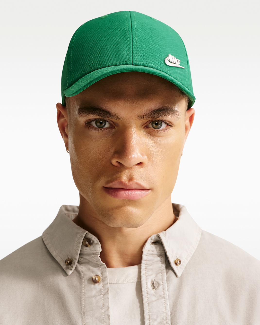 Gorra con logotipo de metal y estructura Nike Dri-FIT Club - Malaquita/Plata metalizado/Plata metalizado