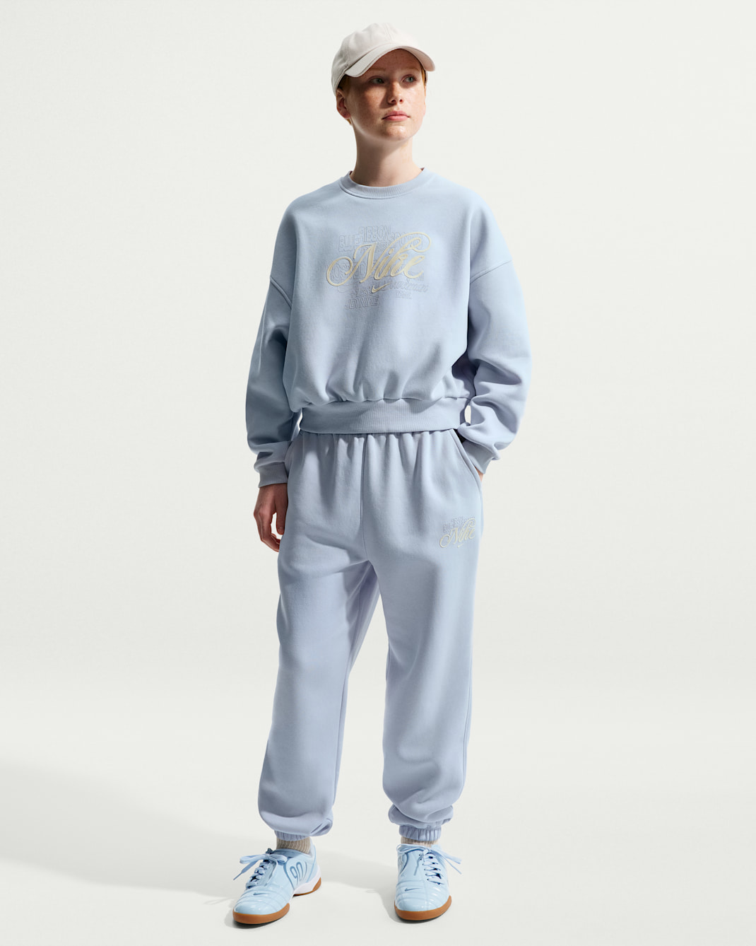 Nike Sportswear Club Fleece lockere Hose mit Grafik (Mädchen) - Ghost
