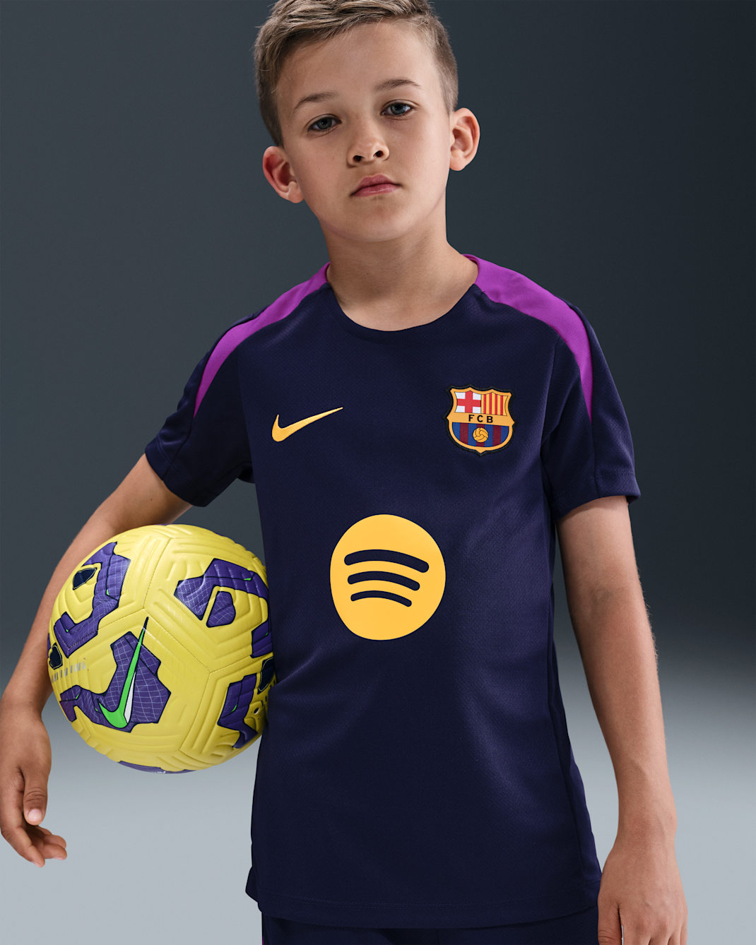 FC Barcelona Strike Nike Dri-FIT Fußball-Kurzarmshirt (ältere Kinder) - Imperial Purple/Imperial Purple/Vivid Purple/Midwest Gold