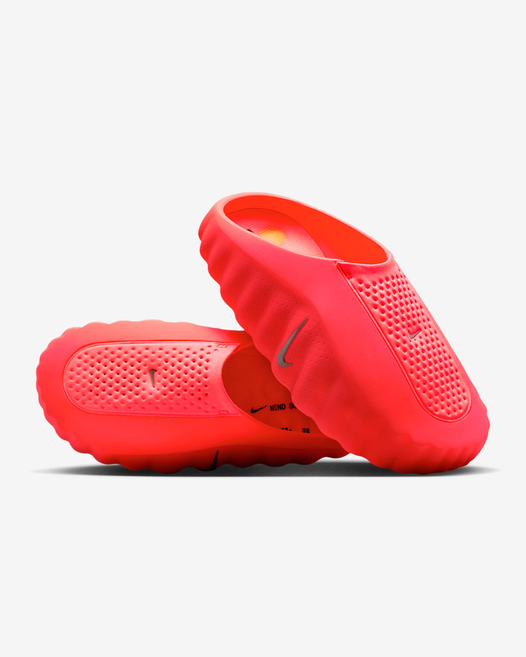 Mule Nike Mind 001 pregame – Donna - Solar Red/Hyper Crimson/Nero/Chrome