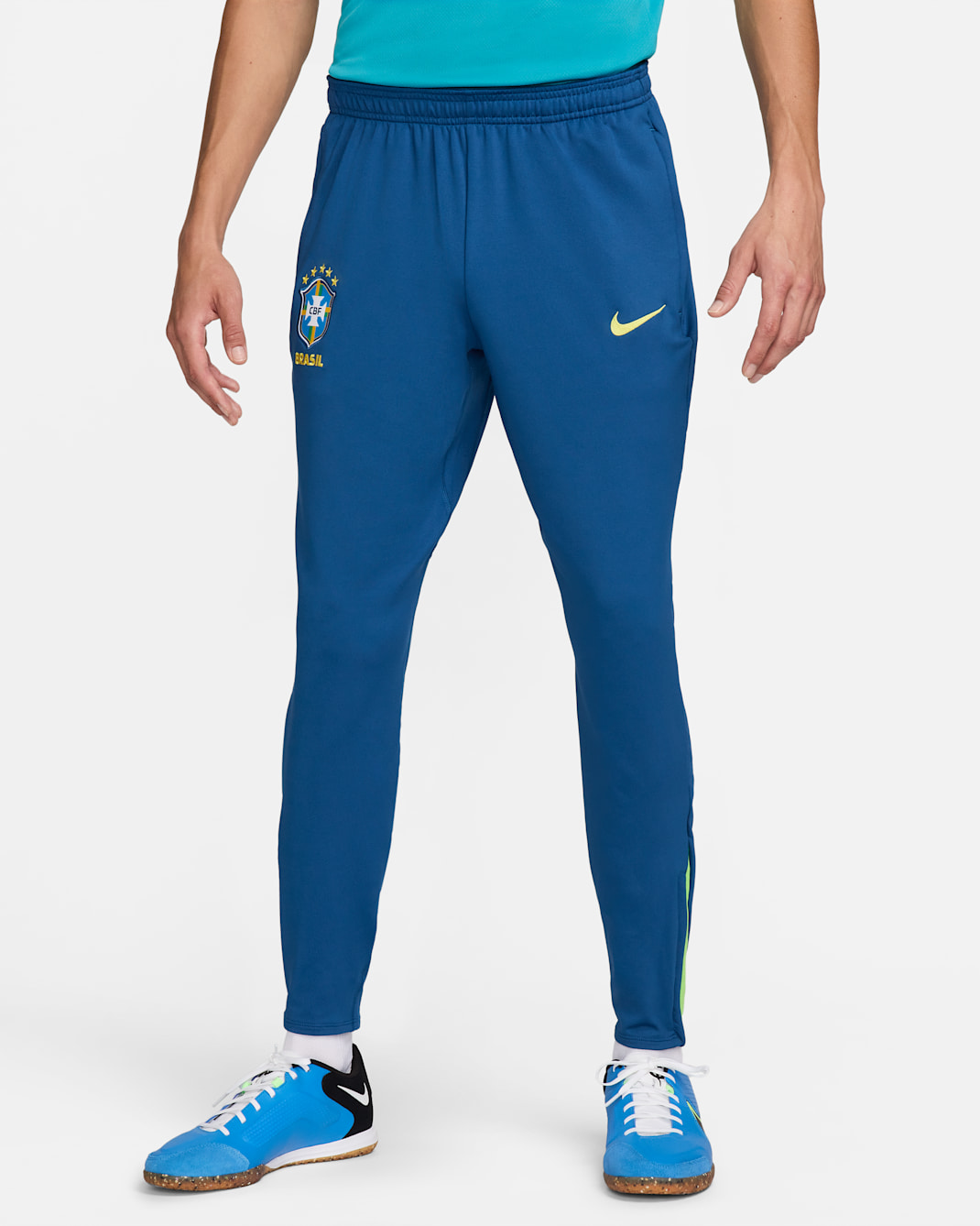 Pants de fútbol Nike Dri-FIT de tejido Knit de Brasil Strike para hombre - Azul cancha/Verde acción/Amarillo dinámico