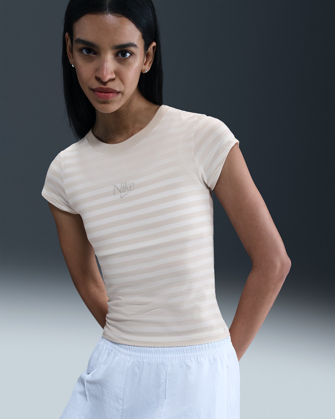 Nike Sportswear tettsittende T-skjorte med striper til dame - Light Orewood Brown/Sail