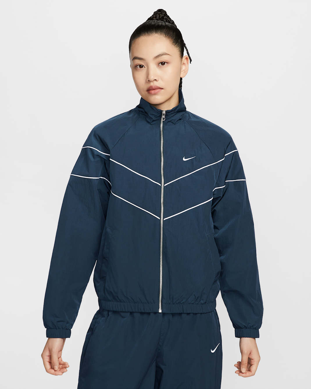 เสื้อแจ็คเก็ต UV แบบทอซิปยาวทรงหลวมผู้หญิง Nike Windrunner - Armory Navy/ขาว