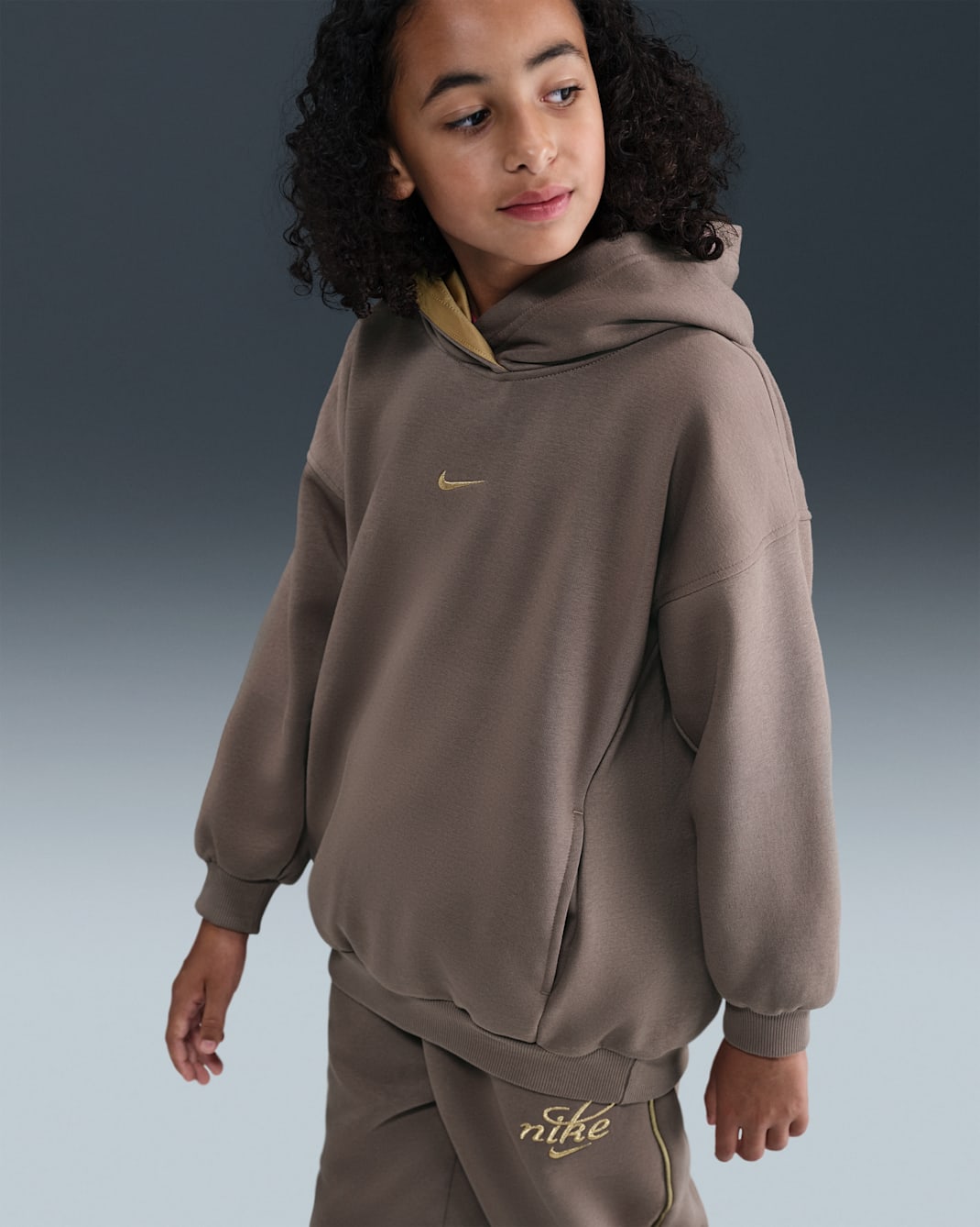 Sudadera oversized con gorro para niña talla grande Nike Sportswear Club Fleece - Marrón visón/Oro aguamiel/Oro metalizado