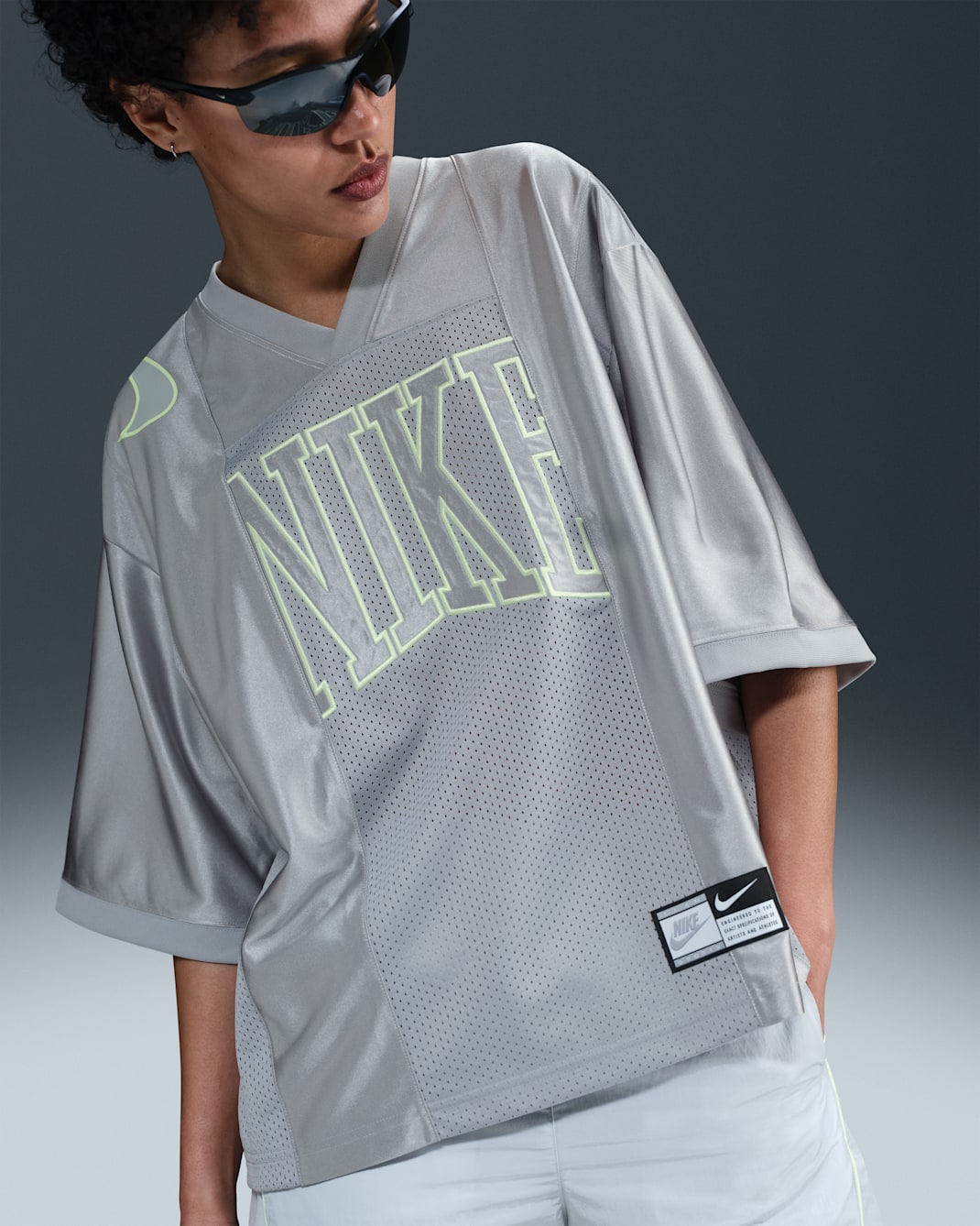 Jersey de manga corta con gráfico oversized para mujer Nike Sportswear - Gris humo claro/Voltio ligero