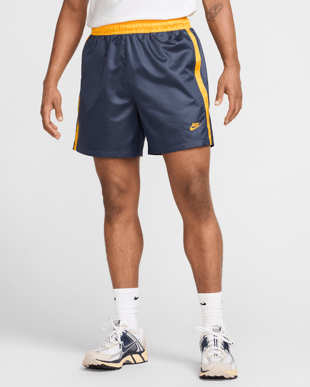 Nike Sportswear Club Men's Flow Football Shorts - Obsidian/University Gold/University Gold