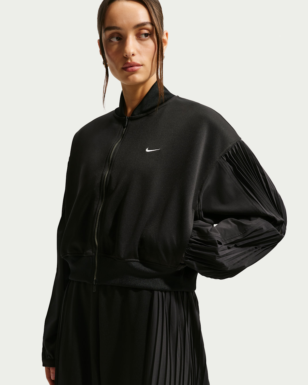 Chamarra de manga plisada para mujer Nike Sportswear - Negro/Vela
