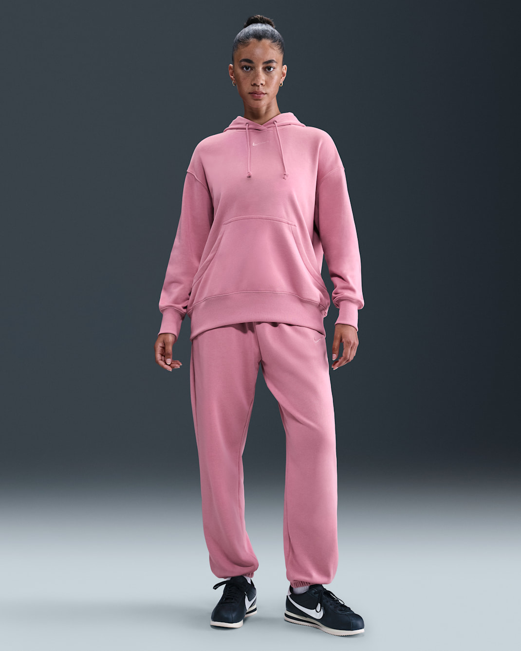 Pants de entrenamiento de French Terry oversized de tiro alto para mujer Nike Sportswear Phoenix Fleece - Rosa elemental/Rosa elemental