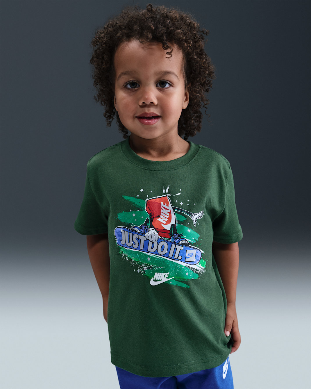 Playera con gráfico de Boxy practicando snowboarding para niños talla pequeña Nike - Abeto