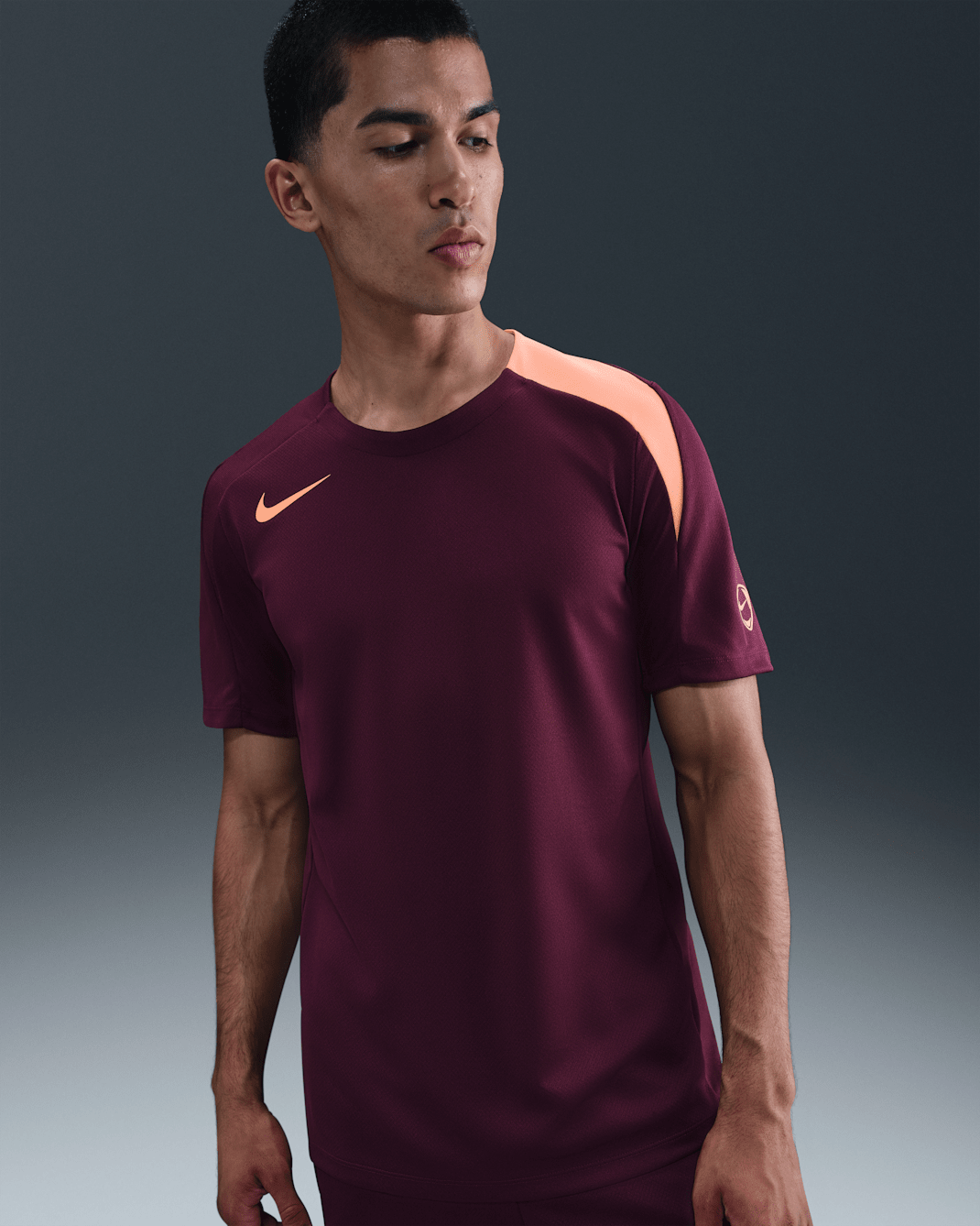Playera de fútbol Dri-FIT para hombre Nike Strike - Burdeos/Burdeos/Naranja pulso/Naranja pulso