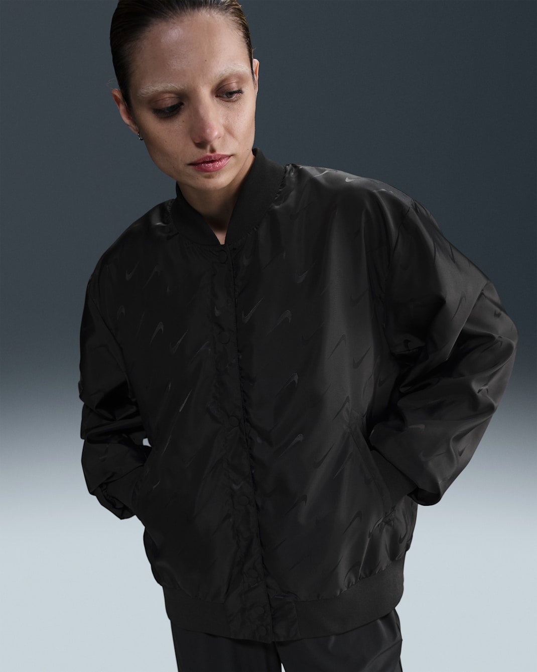 Nike Sportswear Destroyer ekstra stor jakke med monogram til dame - Svart