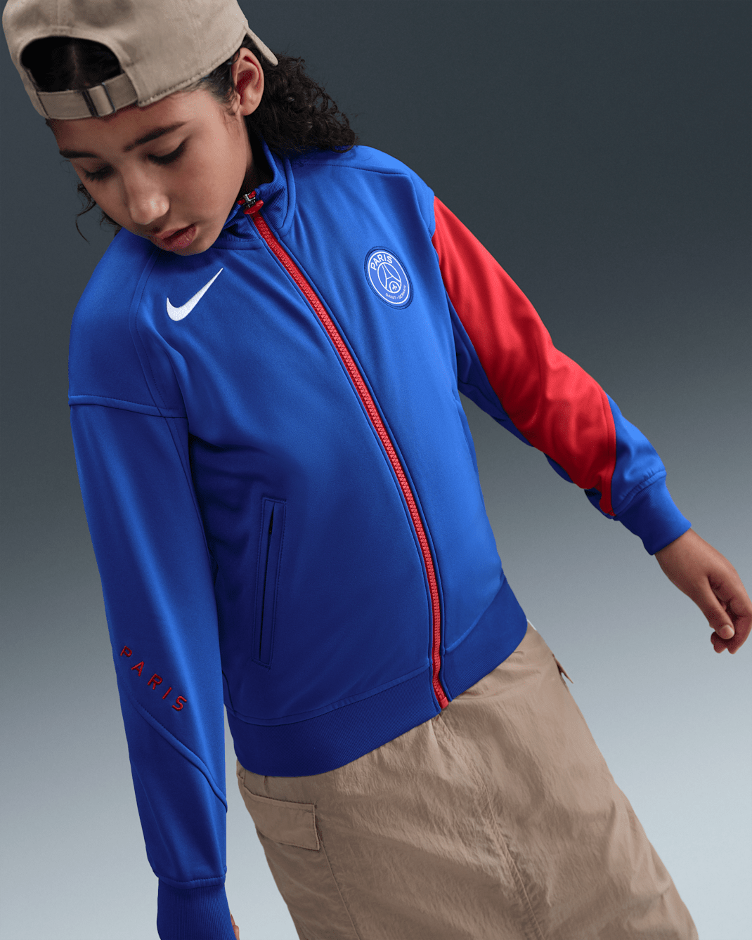 Paris Saint-Germain Academy Pro (tredjedrakt) Nike Dri-FIT Total 90 Anthem fotballjakke til store barn - Hyper Royal/Global Red/Hvit