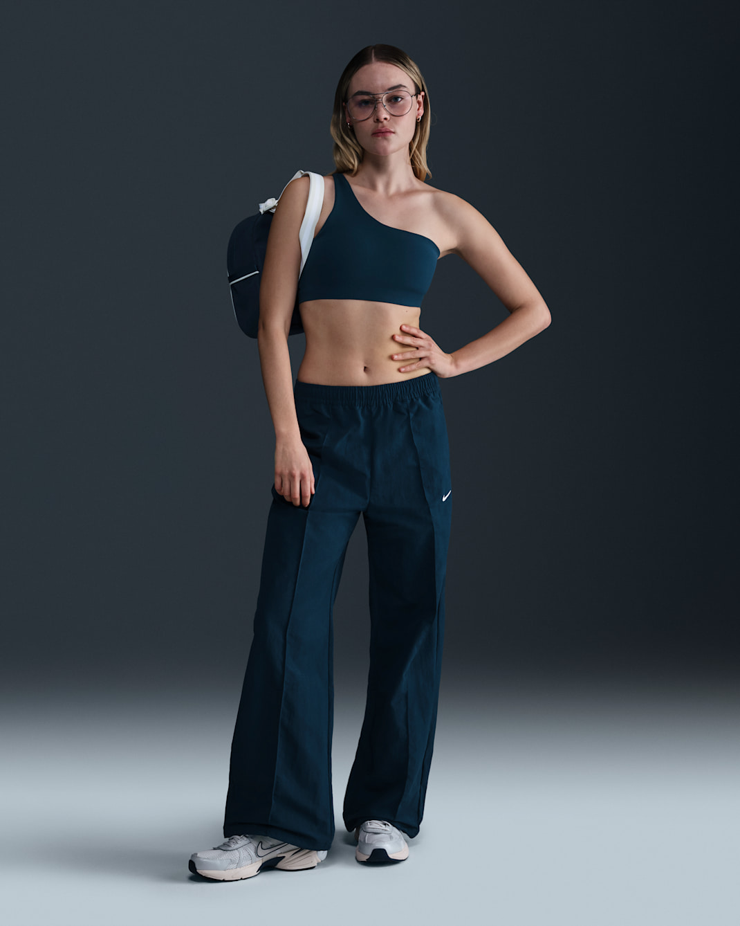 Nike Sportswear Everything Wovens Pants de tiro medio con dobladillo abierto para mujer - Azul marino militar/Blanco