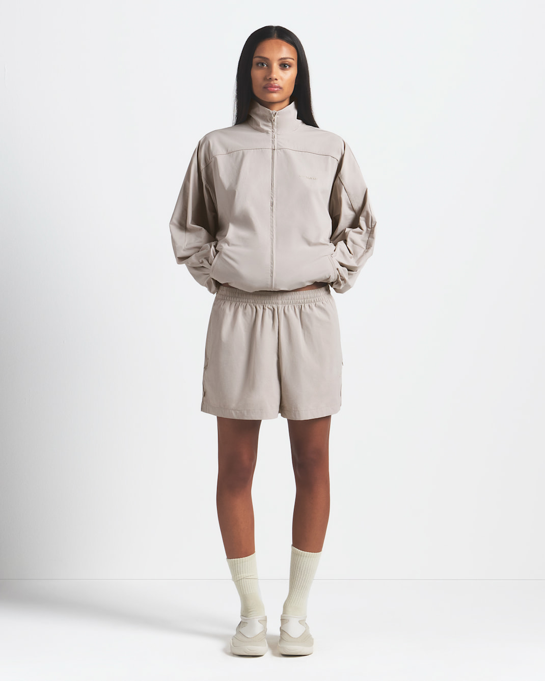 Chamarra deportiva oversized para mujer NikeSKIMS Woven Nylon - NSKM STONE