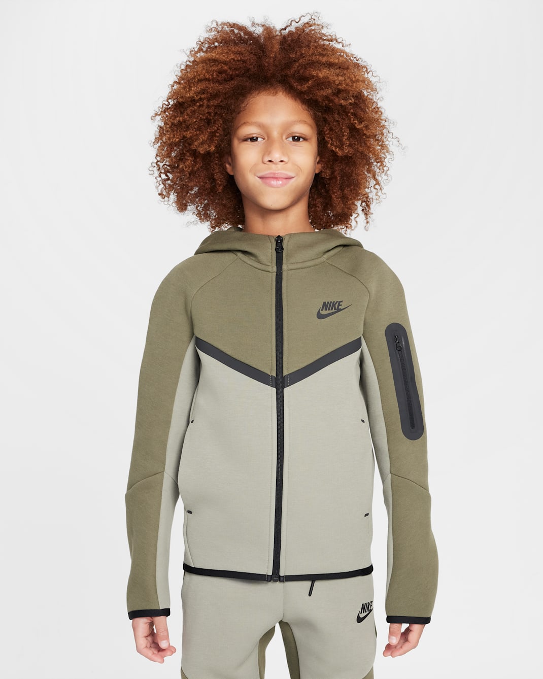Nike Sportswear Tech Fleece Hoodie mit durchgehendem Reißverschluss für ältere Kinder - Light Army/Medium Olive/Schwarz/Schwarz