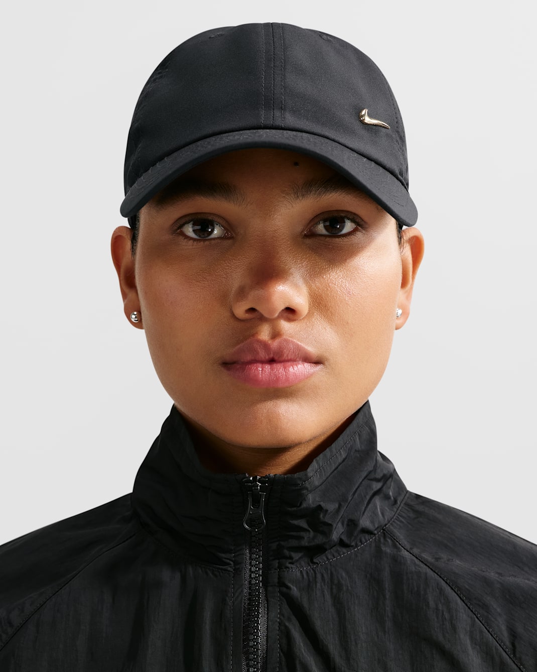 Gorra Swoosh metálica sin estructura Nike Dri-FIT Club - Negro/Oro metalizado