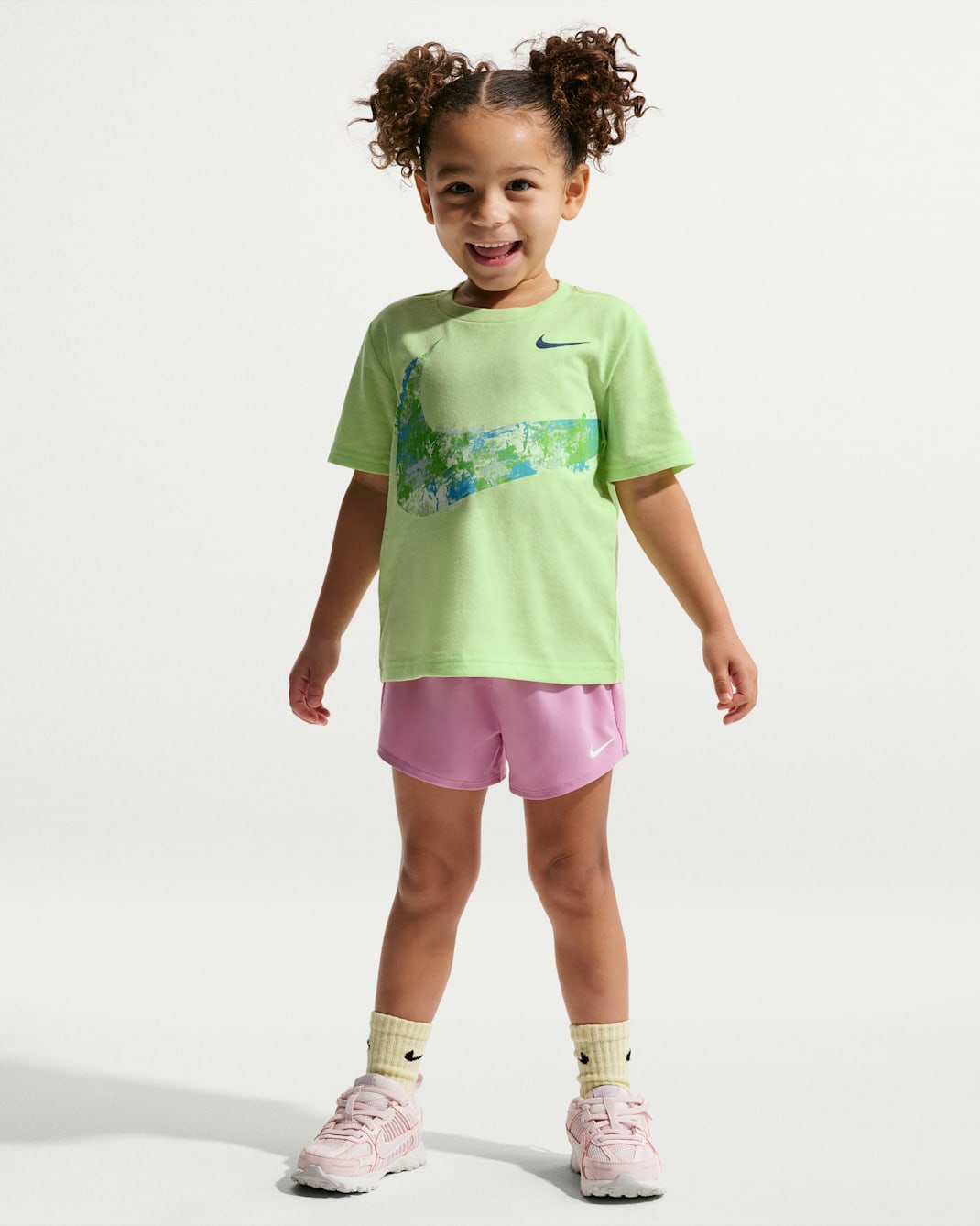 Conjunto de playera tipo jersey con gráfico y shorts de malla infantil Nike E1D1 - Azul marino místico