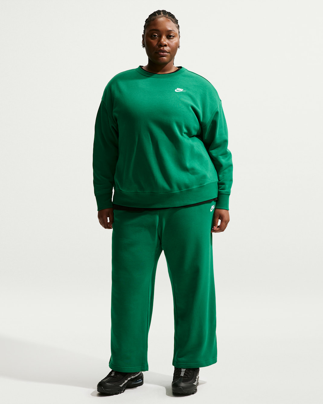 Nike Sportswear Club Fleece Women's Mid-Rise Wide-Leg Sweatpants (Plus Size) - Malachite/White